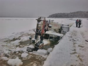 Иркутские спасатели ликвидируют разлив нефтепродуктов на реке Лена