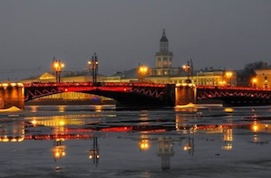 Дворцовый мост в Санкт-Петербурге окрасился в красный цвет