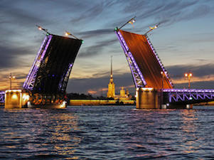 Дворцовый мост предстанет в цветах ленточки Ленинградской Победы