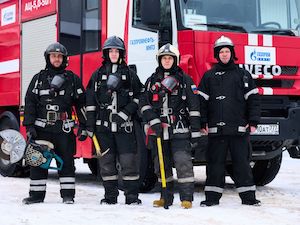 Пожарные Московского НПЗ спасли людей из горящего дома в Капотне