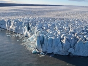 Мощность ледового покрова в районе наблюдений в Антарктиде составляет порядка 1100 м