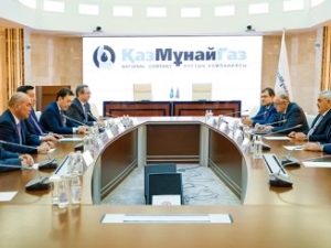 «КазМунайГаз» и SOCAR подписали договор доверительного управления СПБУ