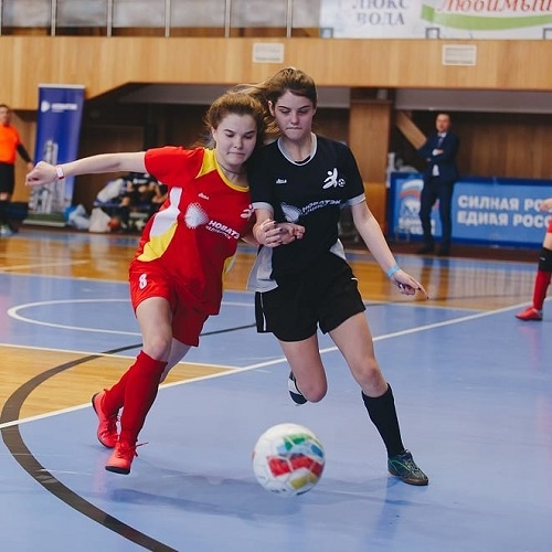 Команда девчонок  из Варны вышла в финал по мини-футболу Кубка НОВАТЭК