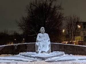 В Петербурге в День российской науки подсветку получили памятники трем ученым