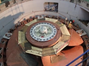 На Воткинской ГЭС установили в шахту гидроагрегата №4 новое рабочее колесо