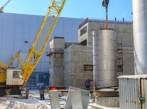 На стройплощадке второго энергоблока Ленинградской АЭС устанавливают баки химически обессоленной воды