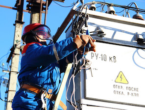 «Усть-Лабинские электросети» ремонтируют трансформаторные подстанции в Тбилисском районе