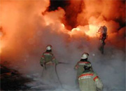Пожар на нефтебазе в Дагестане пытаются потушить пенными атаками