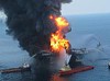 У побережья США продолжают тушить пожар на нефтяной вышке