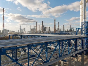«Газпром нефть» построит первую в России пилотную установку каткрекинга для испытаний катализаторов на Омском НПЗ