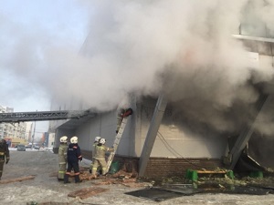 На Урале пожарные спасли трех сотрудников «Облкоммунэнерго», отрезанных огнем от двери