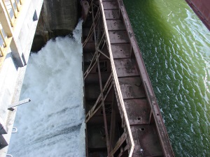 Новосибирская ГЭС открыла водосбросную плотину