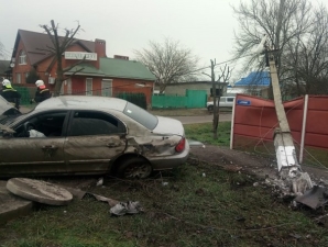 Краснодарские энергетики оперативно восстановили сбитую автомобилем опору ЛЭП