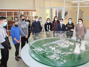 Новый информационный центр Белорусской АЭС проводит экскурсии для школьников
