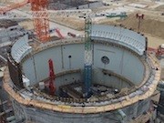 На стройплощадке Курской АЭС-2 монтируют купол внутренней защитной оболочки реактора