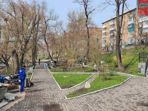 «ДЭК» благоустроила сквер и обновила Сад памяти во Владивостоке