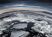 Атомный лихтеровоз «Севморпуть» начал выгрузку на припайный лед в бухте Темп