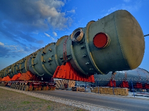 На Омском НПЗ началась транспортировка крупногабаритного оборудования на стройплощадку комплекса глубокой переработки нефти