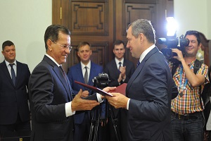 Глава «Россетей» Олег Бударгин и губернатор Астраханской области Александр Жилкин подписали соглашение о развитии энергокомплекса региона