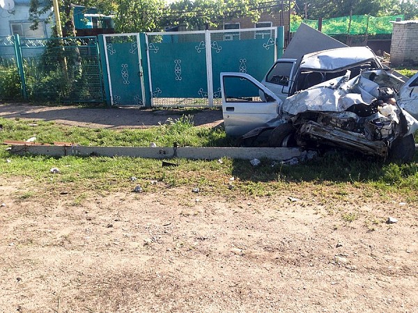 В станице Бесскорбной скорбят: при столкновении с опорой ЛЭП водитель разбил автомобиль в хлам и сам погиб