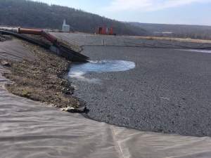 Река Чульман в Якутии покрылась угольной пылью