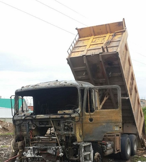 В Кинеле Самарской области водитель сжег грузовик, задев кузовом провода ЛЭП