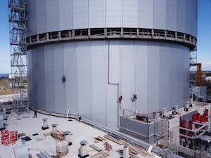Наружная защитная оболочка реактора Ленинградской АЭС обшивается панелями разной толщины