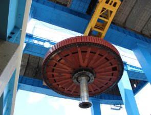 На гидроагрегате №4 Саратовской ГЭС установили ротор генератора