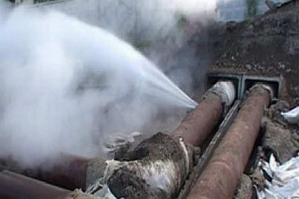 В Саратове из-за аварии на тепломагистрали на поверхность вышла горячая вода +  70 градусов