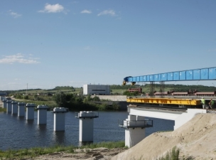 На стройплощадке Курской АЭС-2 монтируют балки железнодорожного моста