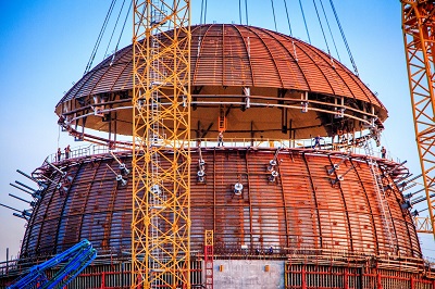 На строящемся энергоблоке №2 Ленинградской АЭС-2 идет монтаж тюбетейки реактора