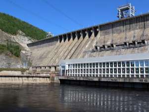Зейская ГЭС увеличивает расходы воды для пропуска судов