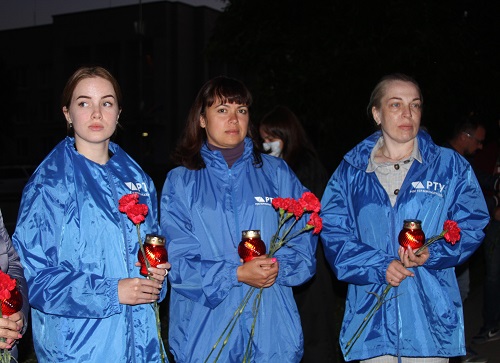 Сотрудники «Ростерминалугля» в День памяти и скорби зажгли свечи и принесли венки в Рощу пятисот