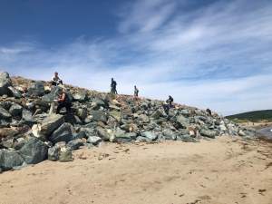 Сотрудники Южно-Сахалинской ТЭЦ-1 очистили от мусора участок берега Охотского моря