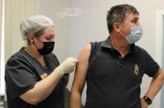 В «Екатеринбурггазе» прививку от коронавируса поставил даже Старичок-Газовичок
