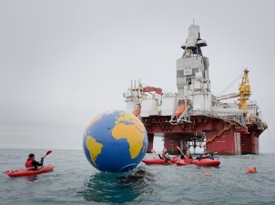 Активисты Гринпис из 25 стран провели акцию протеста у норвежской нефтяной платформы