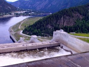 Саяно-Шушенская ГЭС работает с закрытыми затворами эксплуатационного и берегового водосбросов