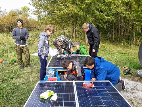 На озере Благодатном в Карасуке состоялись гонки на выживание плавсредств на солнечных батареях