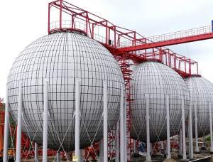 «Уралхиммаш» смонтировал шаровые резервуары на стройплощадке АКМ в Губахе
