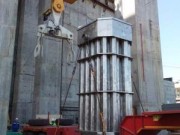 В реактор энергоблока №2 Ленинградской АЭС загружают имитаторы тепловыделяющих сборок