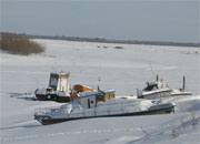 Три морских судна – ледокол, буксирный теплоход  и крупнотоннажный танкер -  не могут добраться в пункт зимовки