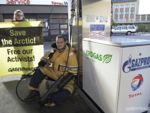 Активисты Greenpeace провели акции протеста около всех заправок «Газпрома» в Германии