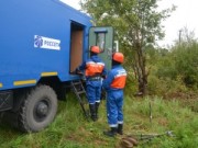 В деревне Похвальщина специалисты «Псковэнерго» меняют опору ЛЭП, сбитую комбайном