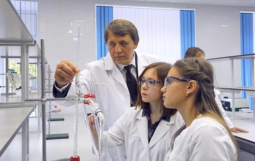 Омский НПЗ создал первую инновационную лабораторию естественных наук для школьников