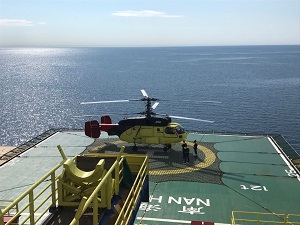 Вертолетчики «ЮТэйр» экстренно эвакуировали пациента с буровой платформы в Карском море