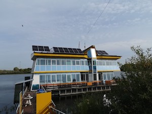 Плавучий дом в Нижнем Новгороде получил автономное электропитание от солнечных панелей