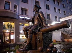 «Ленсвет» оформил художественной подсветкой памятник пушкарю Василию