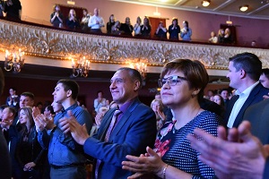 Группа ЧТПЗ организовала для 900 южноуральцев концерт всемирно известного пианиста Николая Луганского