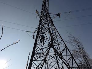 Бригады ДРСК помогают восстанавливать электроснабжение в Артеме и на Эгершельде