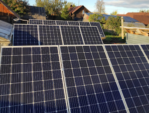 В Сысерти в огороде у пенсионерки установили солнечную электростанцию